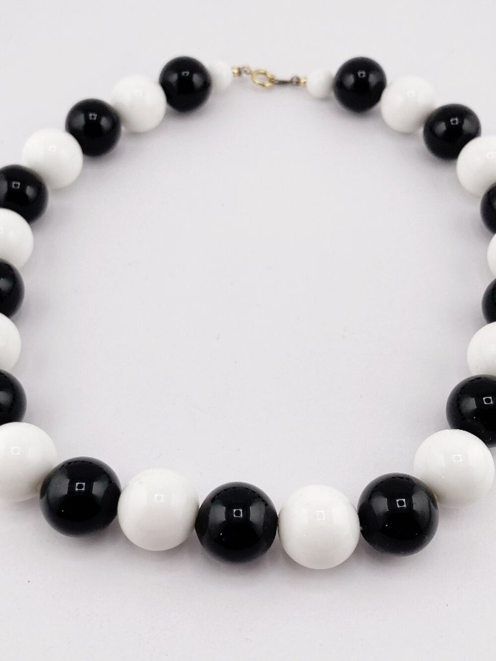 VINTAGE Chunky black and white plastic gumball bead necklace Halloween jewelry - Picture 2 of 10